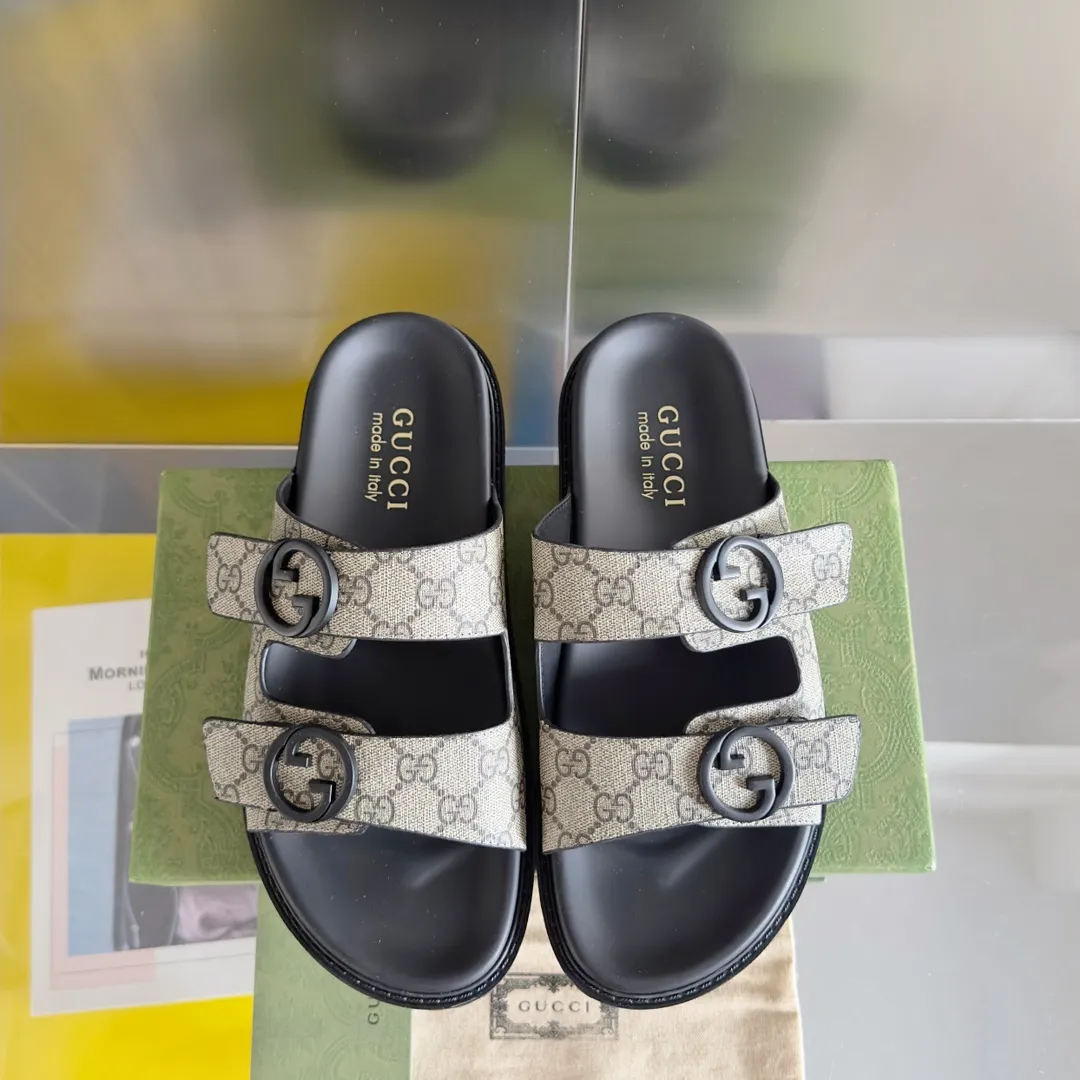[G Home] Men's Men's Shoes💰:300💰Size:38-45 GUCC Gucci Original Order Quality 🆕2024Gucci Gucci Summer New Style Double G Presbyopia Flip-flops Cross Sandals Thick Sole Slippers Beach Shoes Original Purchase and Development Production G family's 2024 new summer dark horse items, fashion bloggers at home and abroad have put on the show, and it has become popular on social platforms at home and abroad. Fashionistas must pay for it, and they spend a lot of money to create ingenious craftsmanship and accurately restore every detail. Exquisite packaging at the delivery counter🛍📦 ▪️ Fabric: Original imported double G presbyopic leather ▪️ Lining: Original imported leather ▪️ Sole: Original open molded T men's shoes 💰U outsole ▪️ Bottom thickness: 3CM